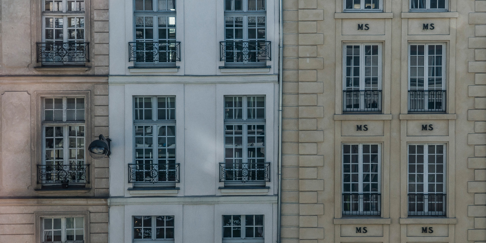 Immeubles rue St Antoine, Paris, avec vue sur le génie de la Bastille