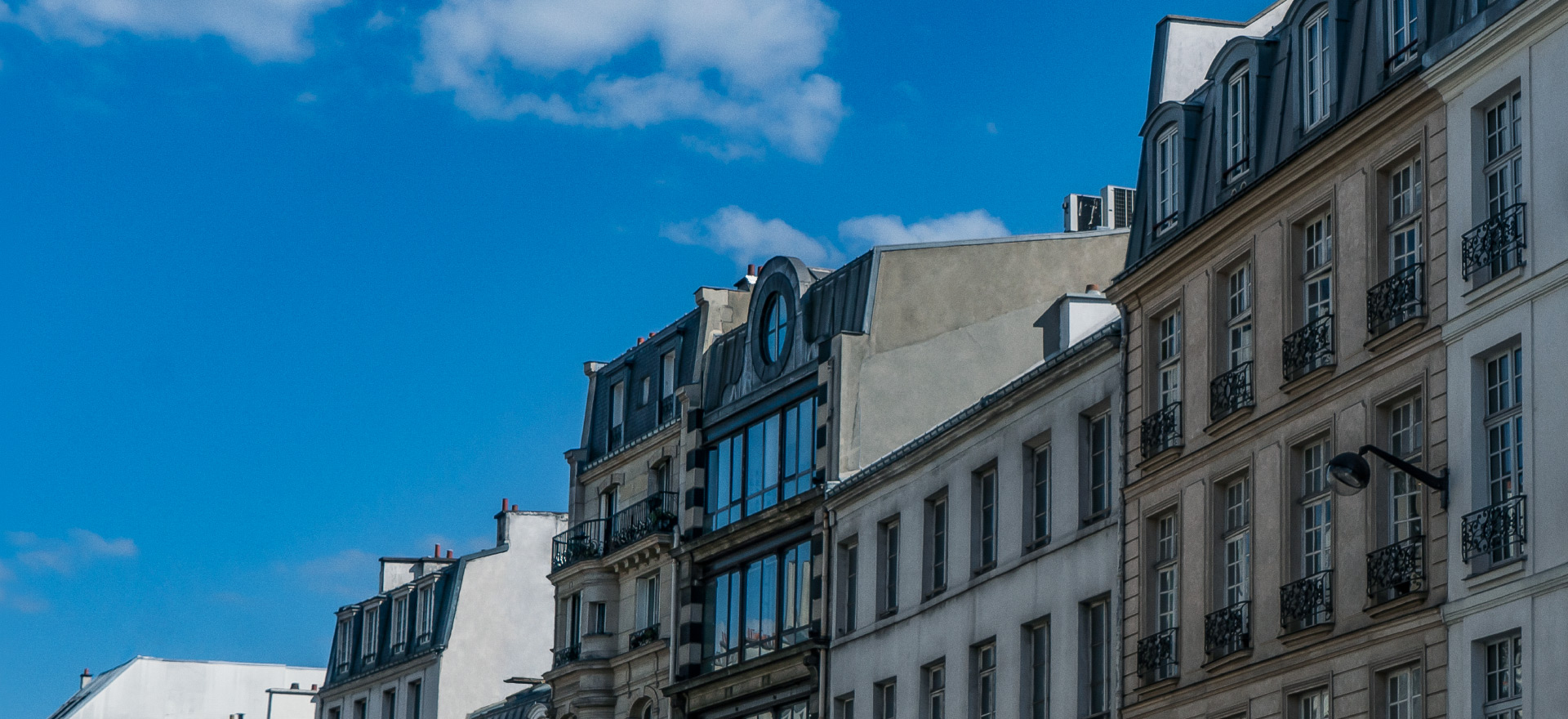 Immeubles rue St Antoine, Paris, avec vue sur le génie de la Bastille